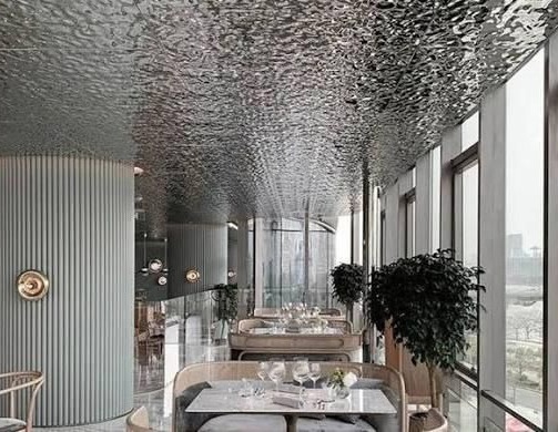 Forro escultural em VITRUwave aço inox com textura de água em restaurante